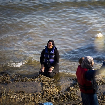 Syyrialaispakolainen polvistuu rukoilemaan rantahiekalle. 