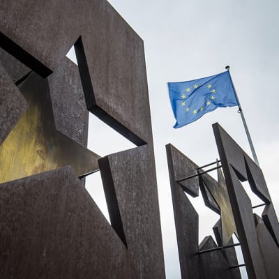 EU:n lippu liehuu tuulessa Schengen-sopimuksen muistomerkin yläpuolella 1. helmikuuta 2016.