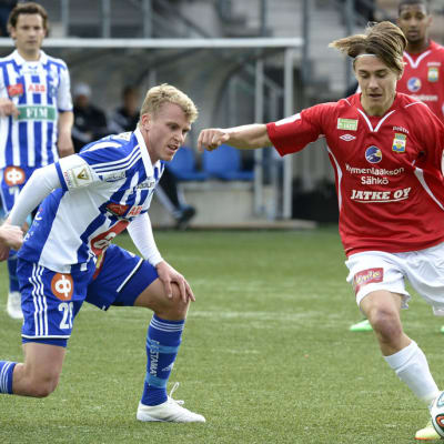 HJK:n Rasmus Schüller ja MYPAn Pekka Sihvola kamppailevat pallosta.
