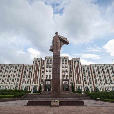 Leninin patsas nököttää parlamenttirakennuksen edessä Moldovan Tiraspolissa.