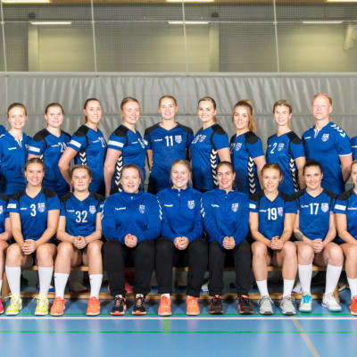 Suomen naisten käsipallomaajoukkue kuvassa