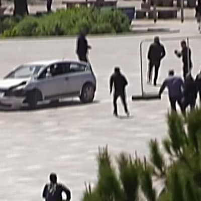 Mies hyppää jalat edellä autoon pysäyttääkseen holtittomasti ajaneen kuljettajan Albaniassa