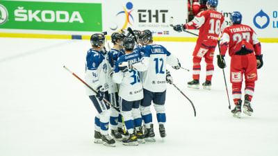 Finlands ishockeylandslag jublar.