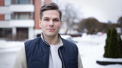 Sebastian Strandvall fotograferad utomhus med snö på marken. Han tittar in i kameran.