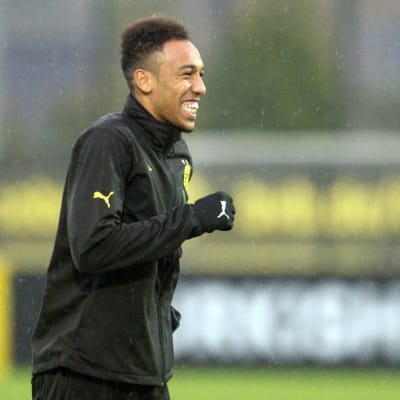 Borussia Dortmundin Pierre-Emerick Aubameyang hymyilee joukkuee harjoituksissa.