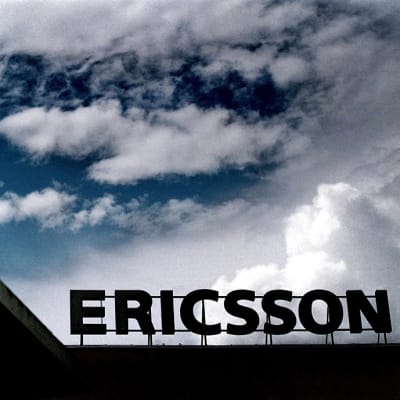 Tummia pilviä kerääntyy Ericssonin logon ylle.