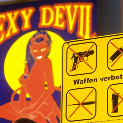Liikennekyltti mainoskyltin edessä.