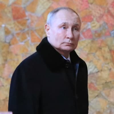 Rysslands president Vladimir Putin deltar i firandet av årsdagen för slaget i Stalingrad