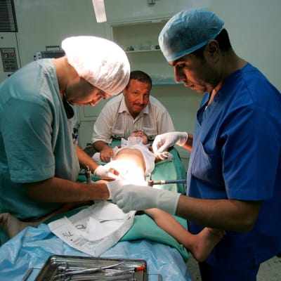 Algerialaiset kirurgit suorittavat pojan ympärileikkauksen.