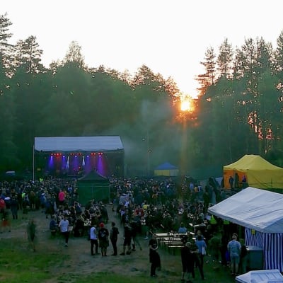 LPRHC Fest -tapahtuma-alue ylhäältä päin kuvattuna illan ruskossa.