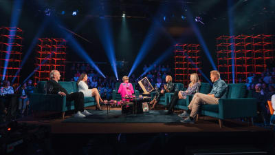 Esko Roine, Anna-Kaisa Ikonen, Katja Ståhl, Virpi Suutari, Amelie Blauberg ja Taavi Vartia kuuntelevat tarinaa Elämäni Biisi -ohjelmassa. 