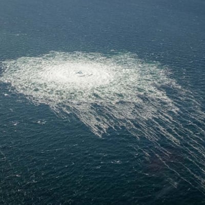 Bubblande gas på stort område i Östersjön, fotograferat från luften.