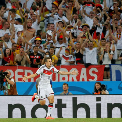 Miroslav Klose juhlii maaliaan.