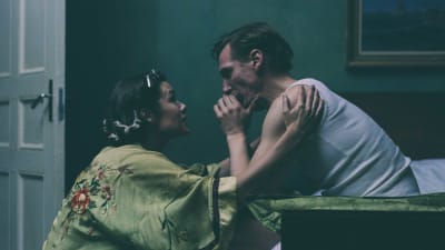 Kaija (Jessica Grabowsky) håller om sin bror Touko (Pekka Strang) när han sitter på sängen.