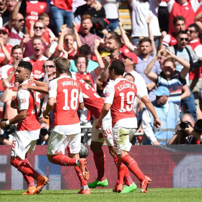 Arsenalin pelaajat juhlivat maalia Community Shield -ottelussa 2015.