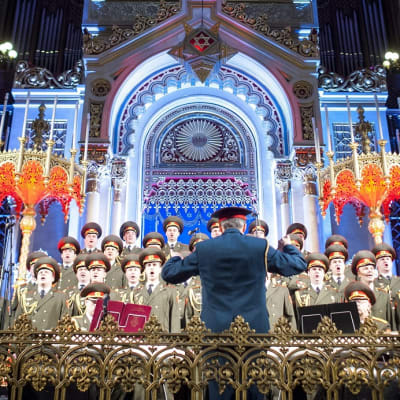Univormupukuisten sotilaiden kuoro koristeellisessa synagogassa.