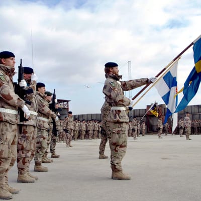 Ruotsin ja Suomen sotilaita ISAF -joukoissa.