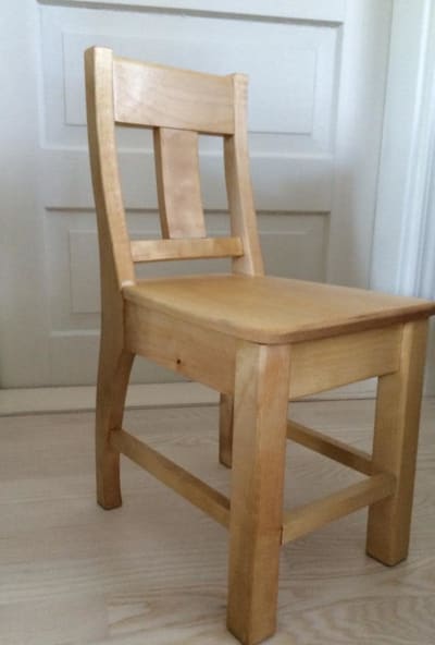 En trästol.