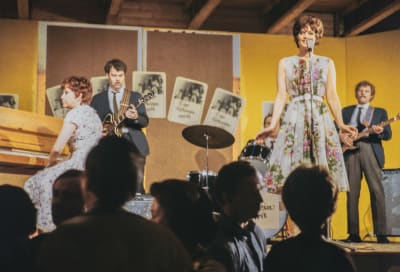 Irina Milan iskelmälaulajattaren roolissa tv-elokuvassa Onnentyttö (1983).