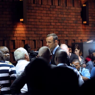 Oscar Pistorius saapumassa oikeuteen perjantaina.