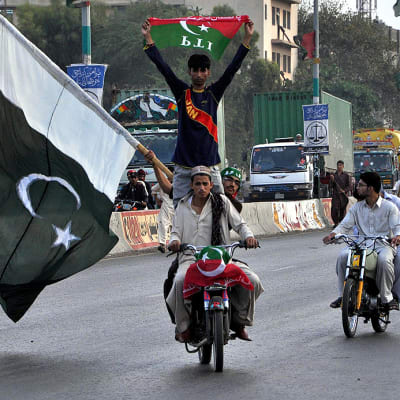 PTI-puolueen ja sen johtajan Imran Khanin kannattajat huutavat vaalitulosta vastustavia iskulauseita mielenosoituskulkueessa.