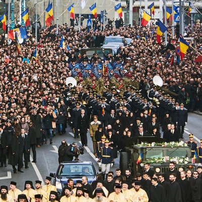 Kuvassa hautajaissaattue Romanian pääkaupungissa Bukarestissa entisen kuninkaallisen palatsin edessä. 