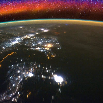 Maapallon ilmakehä kuvattuna kansainväliseltä avaruusasemalta.