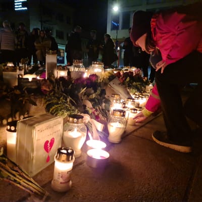 Konsbergin asukkaat toivat kukkia ja kynttilöitä keskiviikkoillan iskussa kuolleiden muistoksi.