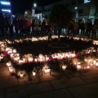 Blommor och ljus vid centrum i Kongsberg på torsdagen efter våldsdådet.