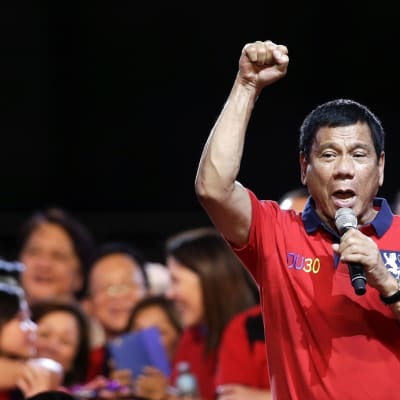 Rodrigo Duterte puhuu kannattajilleen kampanjatilaisuudessa.