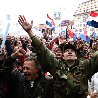 Kroatialaiset veteraanit juhlivat pääkaupunki Zagrebissa Haagin kansainvälisen tuomioistuimen päätöstä vapauttaa kenraalit Ante Gotovina ja Mladen Markac.