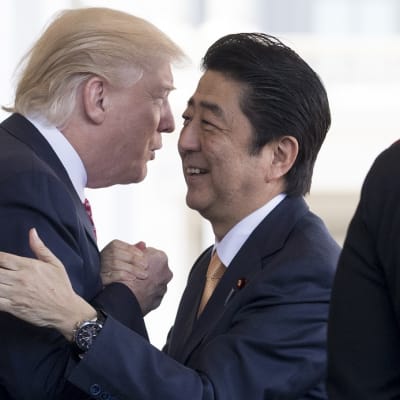 Trump ja Abe tervehtivät toisiaan lähes halaten. 