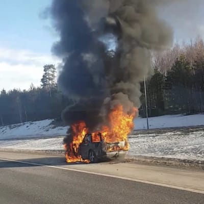 En bil brinner på motorvägen i Vasa.
