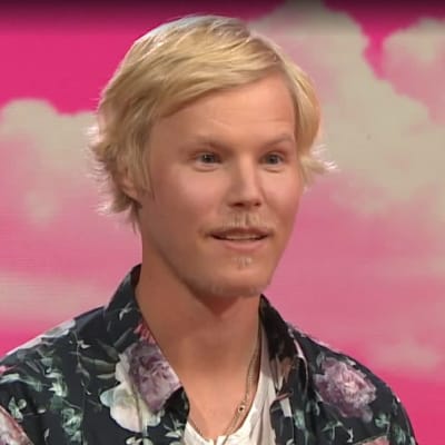 Scoottiammattilainen Helmeri Pirinen Puoli seitsemän -ohjelman studiossa.