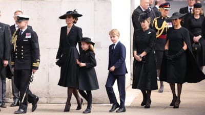 Medlemmar ur den kungliga familjen i Storbritannien klädda i svart.
