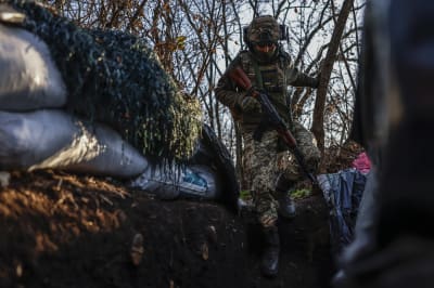 En ukrainsk soldat går ner i en skyttegrav vid fronten i Cherson.