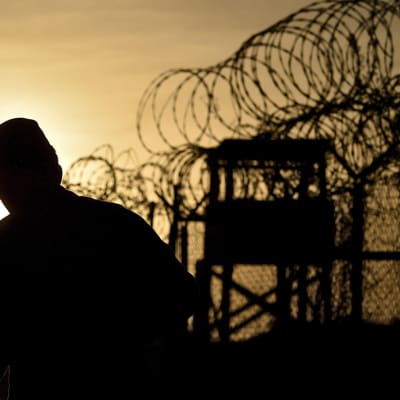 Yhdysvaltain sotilas vartioi Guantánamon vankileiriä huhtikuussa 2014.