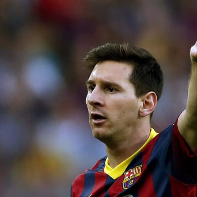 Barcelonan Lionel Messi osoittaa sormellaan pelin aikana.
