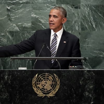 Kuvassa Barack Obama puhumassa YK:n yleiskokouksessa puhujanpöntön takana. 