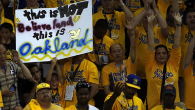 Golden State-supportrar med en skylt. "This is NOT believeland, this is Oakland".