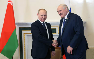 Rysslands president Vladimir Putin och Belarus ledare Aleksandr Lukasjenko skakar hand.