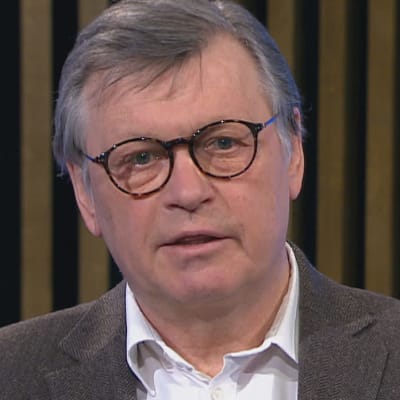 Professori Ilkka Juntunen kommentoi A-studiolle koronarokotteiden annosmääriä.