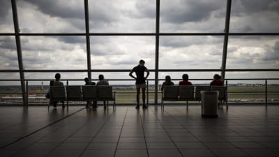 Passagerare på flygplatsen OR Thambo International airport i Johannesburg i december 2020.