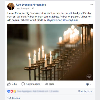 Skärmdump från Åbo Svenska Församlings Facebook-sida med en bild av ljus och en text om att Herre skall förbarma.