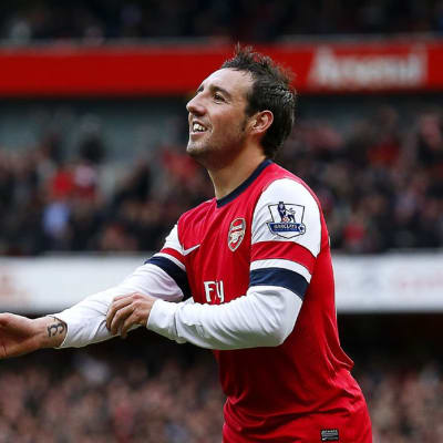 Arsenalin Santi Cazorla juhlii maalia.