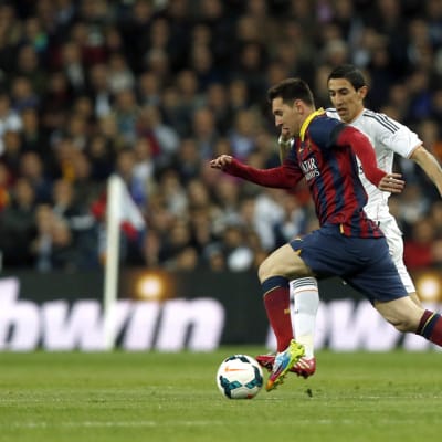 Lionel Messi ja Angel Di Maria taistelevat pallosta