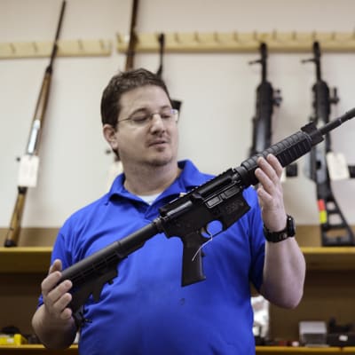 Ron Moon esittelee Smith & Wesson AR15 -tyyppistä M&P15-kivääriä asemyymälässään Tuckerissa, Gerogian osavaltiossa, 19. joulukuuta.