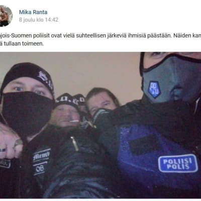 Kuvakaappaus somekuvasta, jossa oululaispoliisi poseeraa Soldiers of Odinien kanssa. 