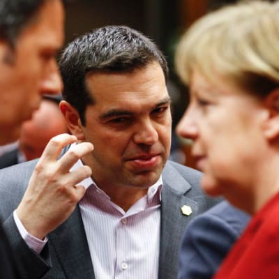 Kreikan pääministeri Alexis Tsipras ja Saksan liittokansleri Angela Merkel keskustelevat Italian pääministerin Matteo Renzin kanssa EU:n huippukokouksessa 19. maaliskuuta.