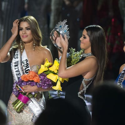 Kruunu poistettiin Miss Kolumbia Ariadna Gutierrezilta (vas.) Las Vegasissa sunnuntaina. Oikealla Miss Filippiinit Pia Alonzo Wurtzbach.